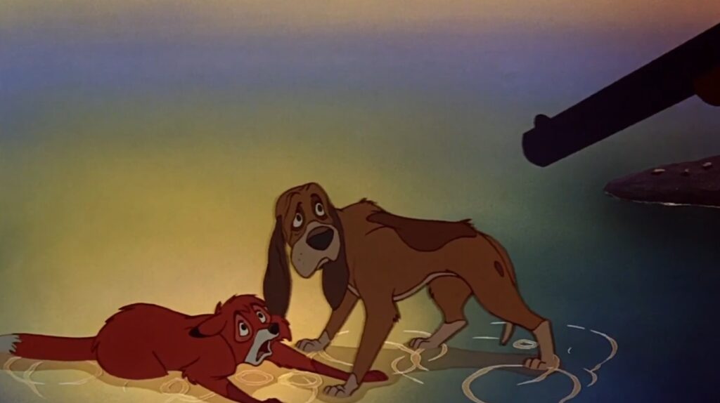 Pies Miedziak staje pomiędzy lufą strzelby Amosa a rannym lisem Todem.